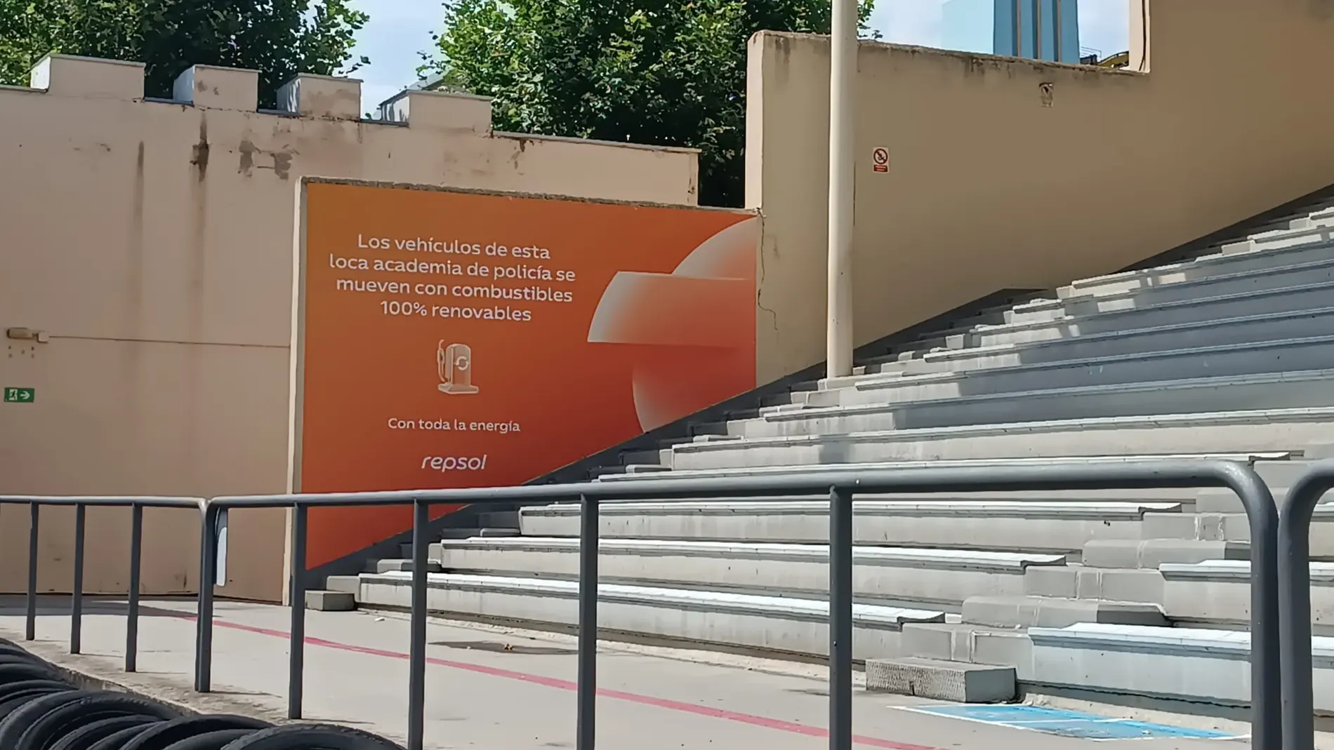 Cartel en Parque Warner Madrid que anuncia sus novedades renovables