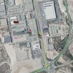Los bomberos trabajan en la extinción de un incendio en una nave de reciclaje de plásticos en Fortuna (Murcia)