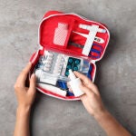 Es importante que todos los que viajan sepan dónde está guardado y conozcan el uso básico de los materiales