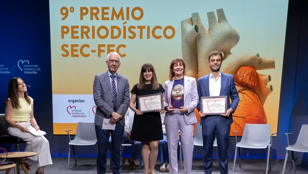El presidente de la Sociedad Española de Cardiología, junto a Cristina G. Lucio, Raquel Bonilla y Fran Sánchez Becerril