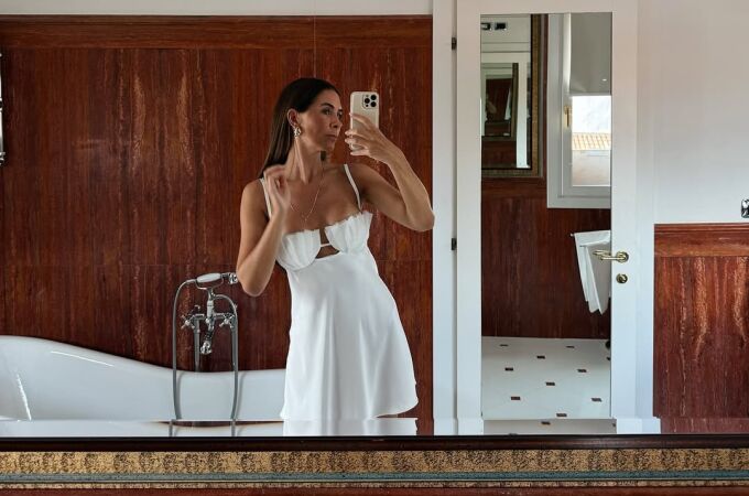 Influencer con cuello y escote bonito.