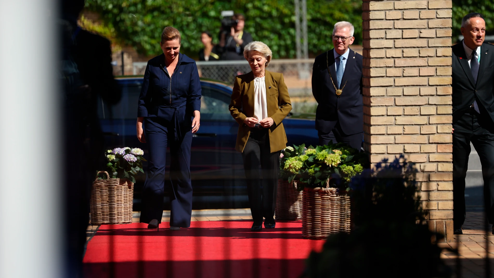 Aarhus (Denmark), 03/07/2025.- Denmark's Prime Minister Mette Frederiksen (L) and European Commission President Ursula von der Leyen (C) arrive for the official opening ceremony of the Danish EU Presidency 2025, in Aarhus, Denmark, 03 July 2025. The official opening begins at Aarhus University with a meeting between the European Commission and the Danish government. (Dinamarca) EFE/EPA/Mikkel Berg Pedersen DENMARK OUT