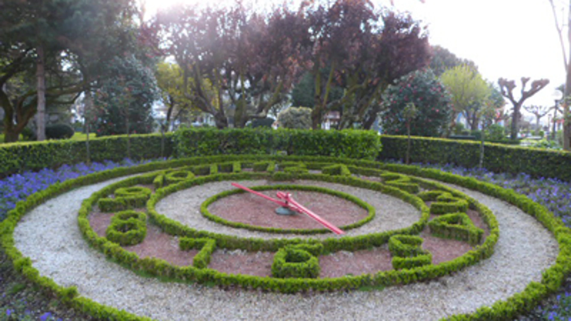 Así es el reloj de flores que marca la hora en los jardines más famosos de A Coruña