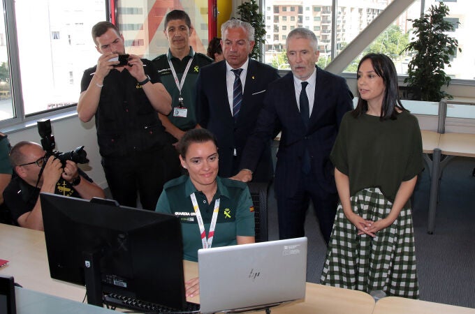 El ministro del Interior, Fernando Grande-Marlaska, presenta el sistema de denuncia telemática de la Guardia Civil, acompañado por el delegado del Gobierno en Castilla y León, Nicanor Sen, la directora general de la Guardia Civil, Mercedes González, y el director del Instituto Nacional de Ciberseguridad, Félix Barrio