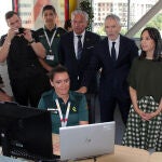 El ministro del Interior, Fernando Grande-Marlaska, presenta el sistema de denuncia telemática de la Guardia Civil, acompañado por el delegado del Gobierno en Castilla y León, Nicanor Sen, la directora general de la Guardia Civil, Mercedes González, y el director del Instituto Nacional de Ciberseguridad, Félix Barrio