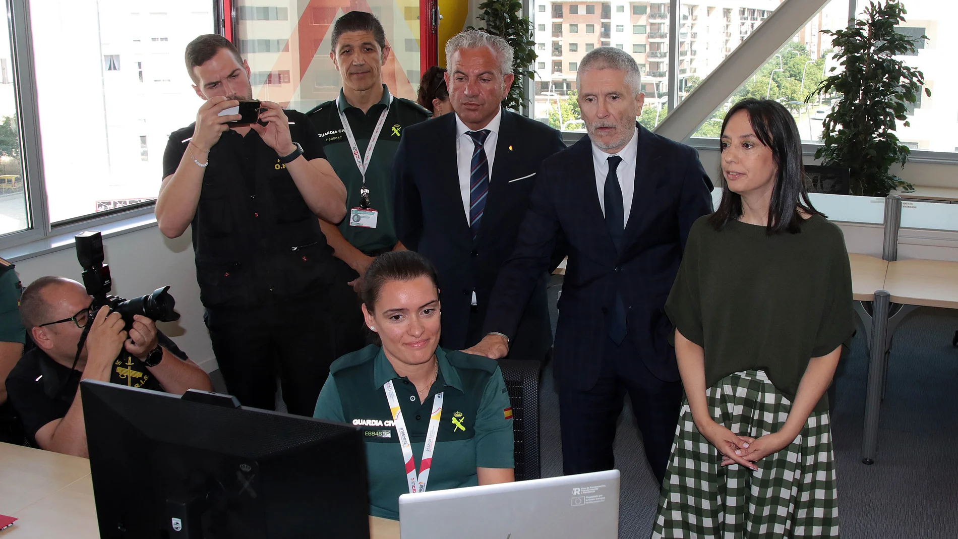 El ministro del Interior, Fernando Grande-Marlaska, presenta el sistema de denuncia telemática de la Guardia Civil, acompañado por el delegado del Gobierno en Castilla y León, Nicanor Sen, la directora general de la Guardia Civil, Mercedes González, y el director del Instituto Nacional de Ciberseguridad, Félix Barrio