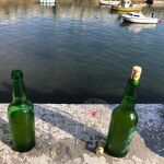 La espera en El Muelle, tomando sidras en el muro.