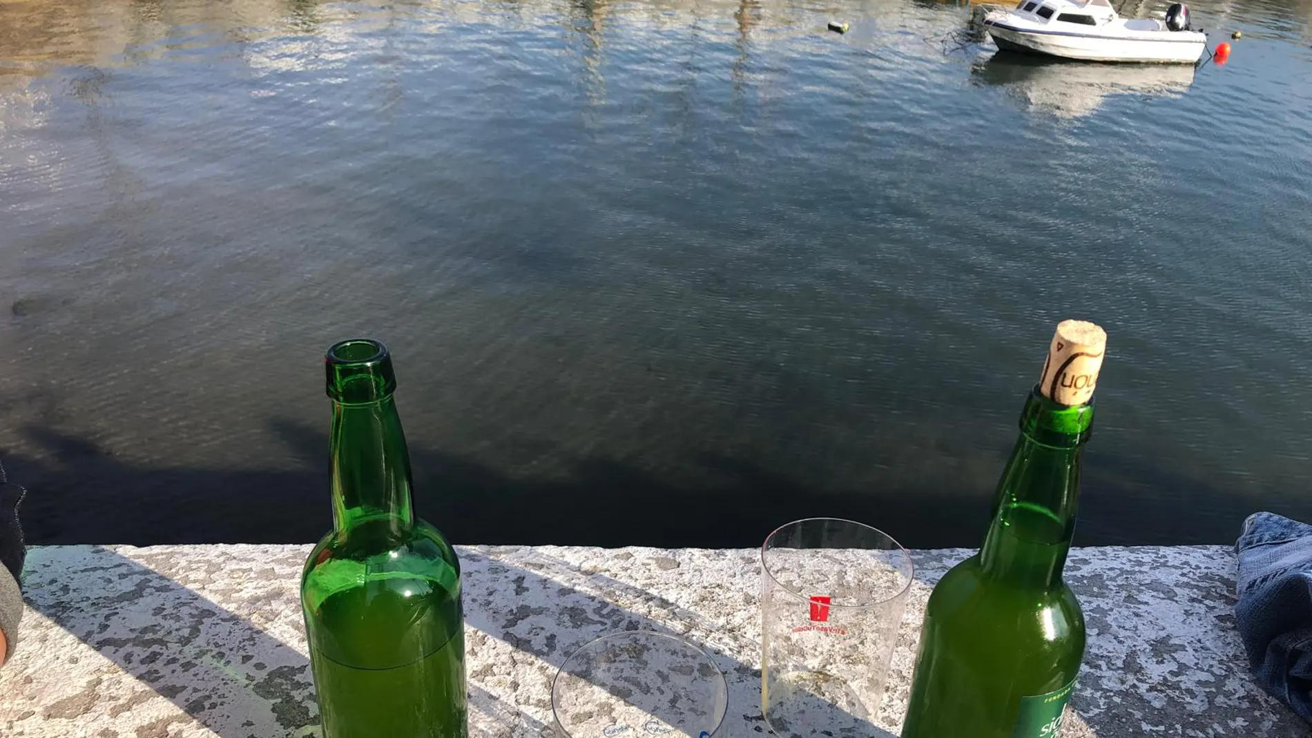 La espera en El Muelle, tomando sidras en el muro.