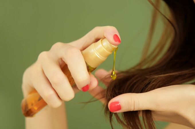 3 aceites económicos que eliminan el frizz y dan brillo a tu pelo en verano 