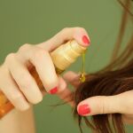 Por qué hay que colocar un chorro de vinagre en el acondicionador de cabello: ¿qué significa?