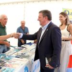 El consejero de la Presidencia, Luis Miguel González Gago, saluda, junto a la directora general de Relaciones Institucionales, Irene Muñoz, en el Festival Coodefest Castilla y León Solidaria