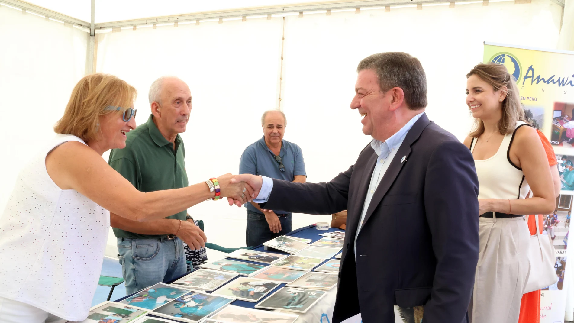 El consejero de la Presidencia, Luis Miguel González Gago, saluda, junto a la directora general de Relaciones Institucionales, Irene Muñoz, en el Festival Coodefest Castilla y León Solidaria