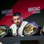 El campeón del mundo del peso ligero de artes marciales mixtas, el español Ilia Topuria, comparece este viernes en una rueda de prensa, en Madrid