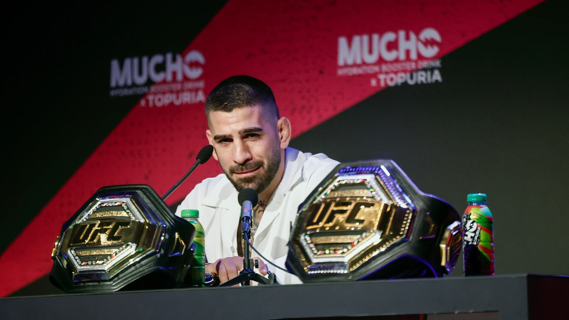 MADRID, 04/07/2025.-El campeón del mundo del peso ligero de artes marciales mixtas, el español Ilia Topuria, comparece este viernes en una rueda de prensa, en Madrid, tras ganar el título el pasado domingo en Las Vegas (Estados Unidos).-EFE/ Sergio Pérez