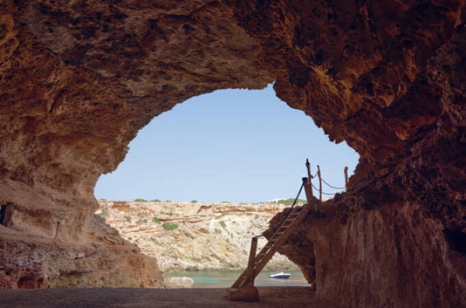 La cueva de Ibiza que solo los residentes conocen: perfecta para tomar el sol y hacer 'snorkel'