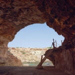La cueva de Ibiza que solo los residentes conocen: perfecta para tomar el sol y hacer 'snorkel'