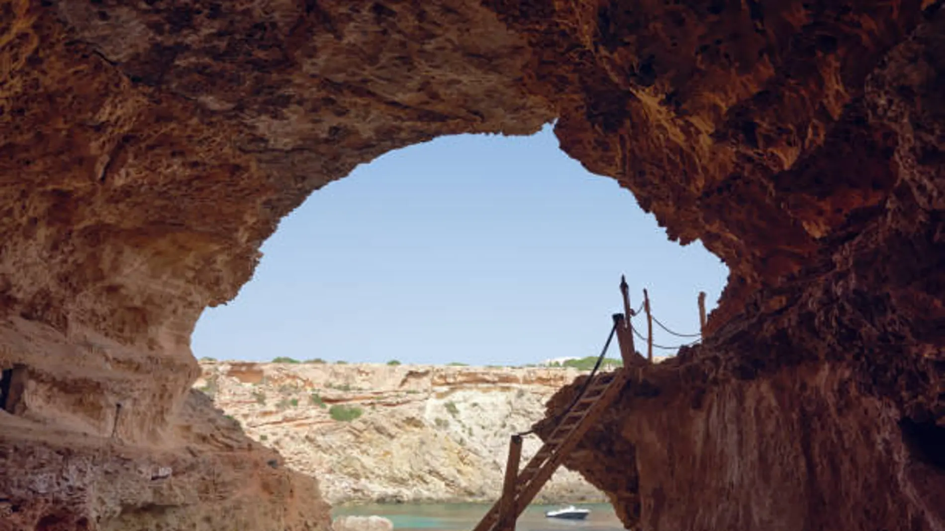 La cueva de Ibiza que solo los residentes conocen: perfecta para tomar el sol y hacer 'snorkel'