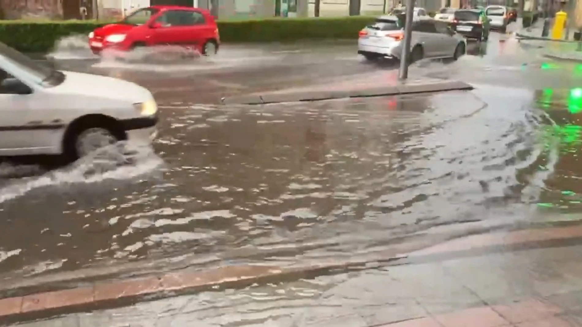 Calles anegadas en Medina del Campo por la tromba de agua caída esta tarde