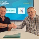 El presidente de Polio CyL, José Luis Guerrero Elvira, y el presidente de la federación Impulsa Igualdad Castilla y León, Francisco Sardón, firman un convenio de colaboración