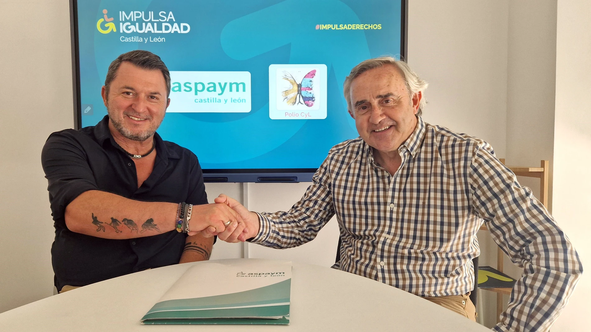 El presidente de Polio CyL, José Luis Guerrero Elvira, y el presidente de la federación Impulsa Igualdad Castilla y León, Francisco Sardón, firman un convenio de colaboración