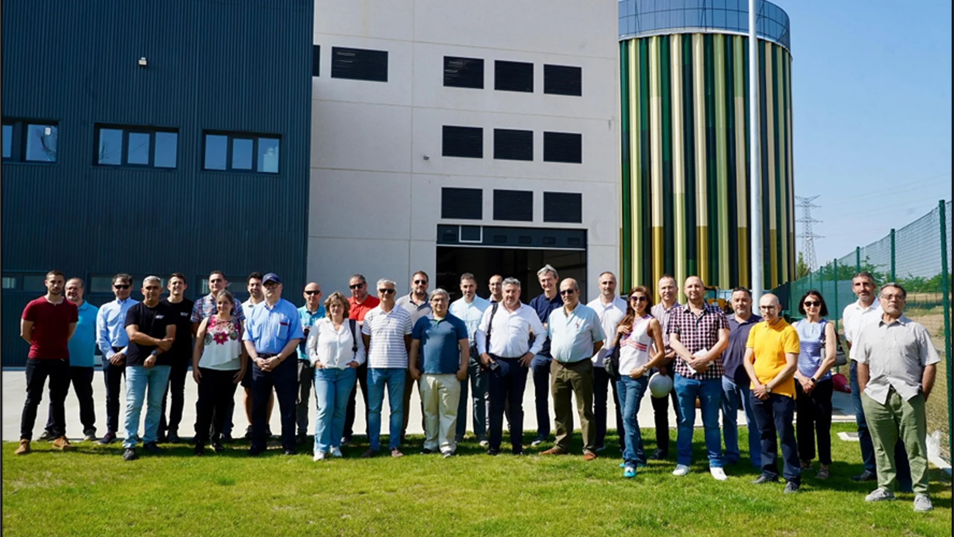 Los colegios de ingenieros industriales de Valladolid y León han reunido a más de 30 profesionales en una jornada técnica, organizada con la colaboración de Somacyl, para conocer el funcionamiento la central de calor de Valladolid Oeste y la subestación del Centro Cultural Miguel Delibes