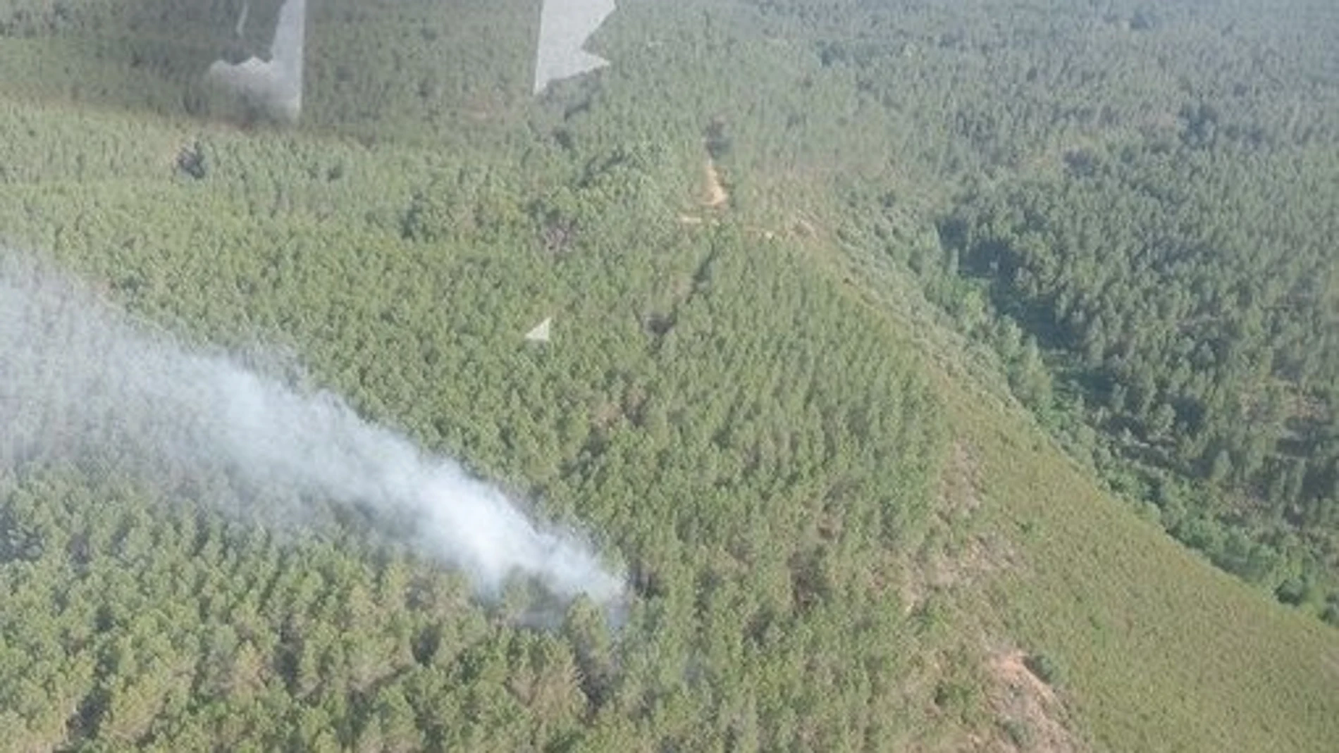Imagen del incendio declarado en Portugal en una zona próxima a Zamora. REMITIDA / HANDOUT por NATURALEZA CASTILLA Y LEÓN Fotografía remitida a medios de comunicación exclusivamente para ilustrar la noticia a la que hace referencia la imagen, y citando la procedencia de la imagen en la firma 04/07/2025