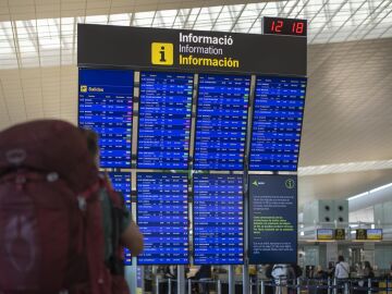Un panel de idas y llegadas en el Aeropuerto de Barcelona
