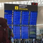 Un panel de idas y llegadas en el Aeropuerto de Barcelona