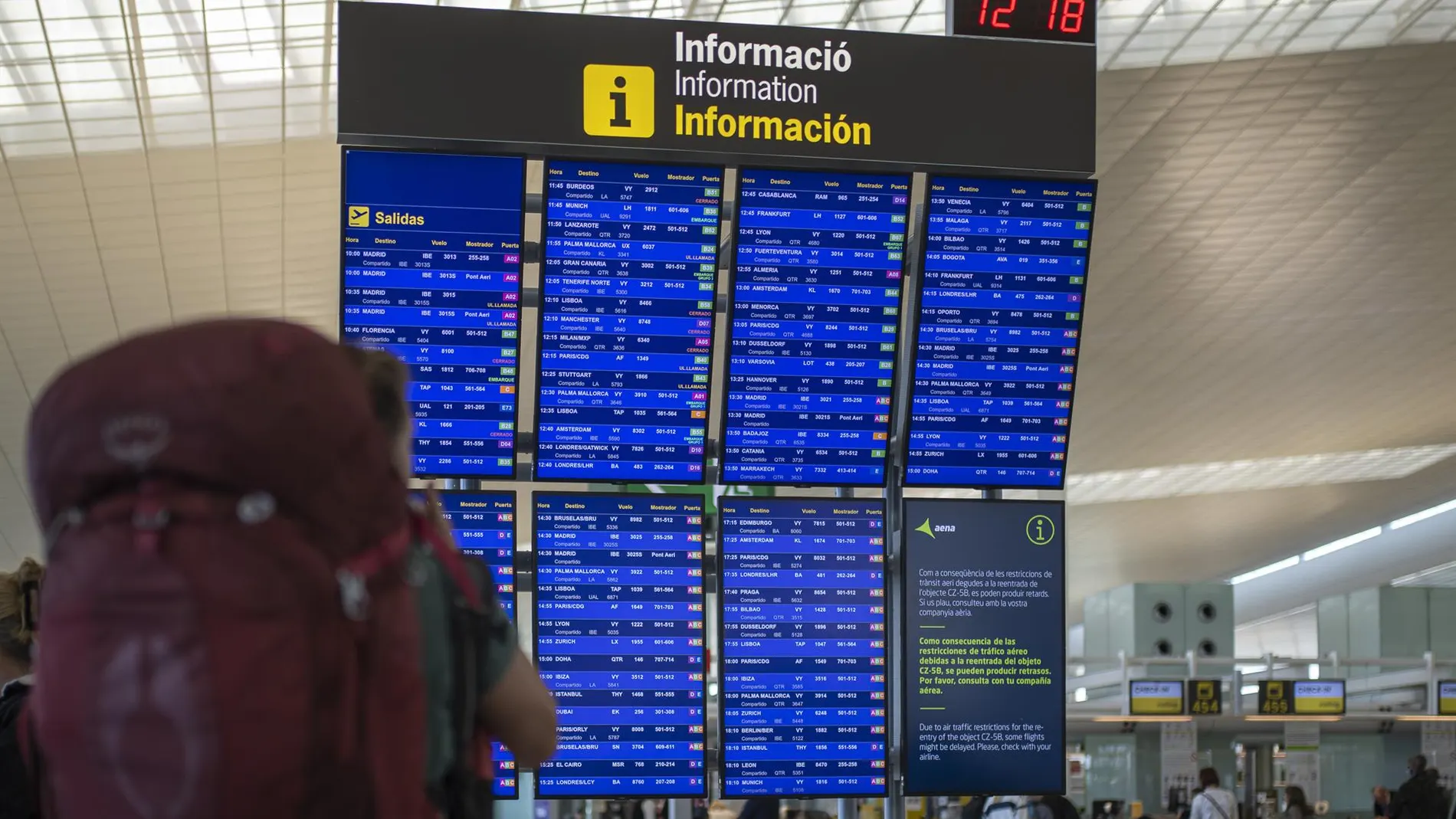 Un panel de idas y llegadas en el Aeropuerto de Barcelona