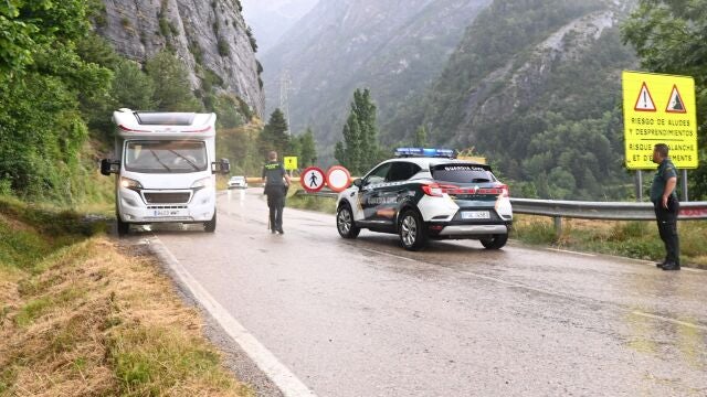 Operativo de la Guardia Civil para evacuar a todas las personas que permanecían aisladas con sus vehículos en el Balneario de Panticosa.