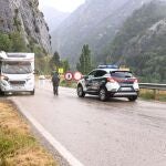 Operativo de la Guardia Civil para evacuar a todas las personas que permanecían aisladas con sus vehículos en el Balneario de Panticosa.