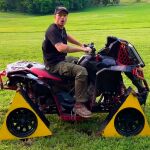 Un streamer desafía a la lógica creando un quad con las ruedas en forma de triángulo: así funciona