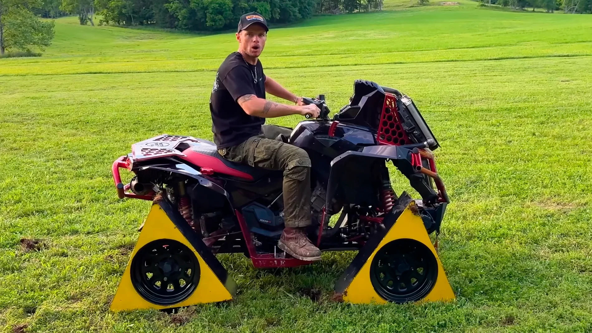 Un streamer desafía a la lógica creando un quad con las ruedas en forma de triángulo: así funciona