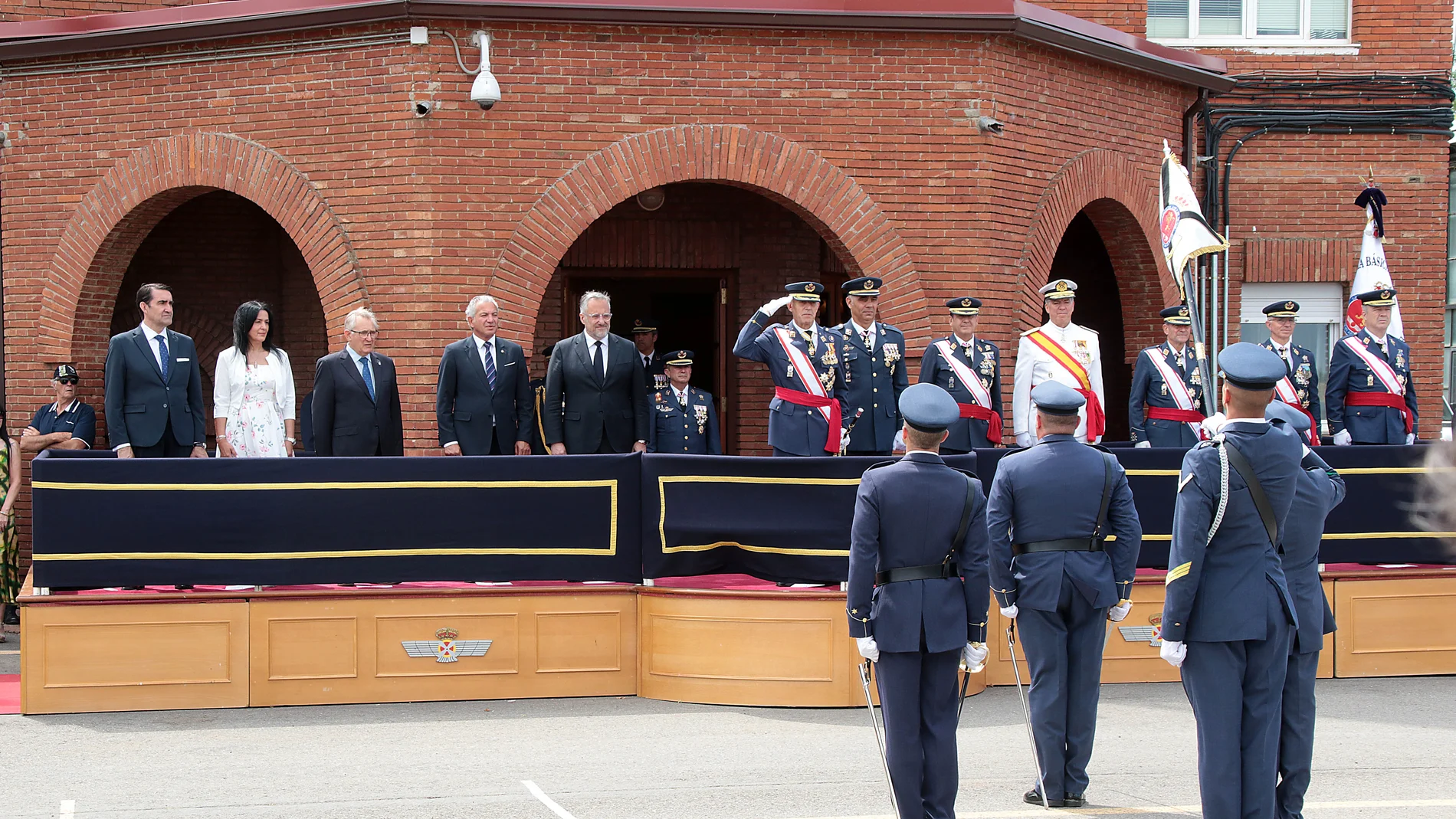 El jefe de Estado Mayor del Ejército del Aire y del Espacio, Francisco Braco Carbó, preside el acto de entrega de Reales Despachos a los sargentos de la XXXIII promoción de la Academia Básica del Aire y del Espacio, con la asistencia del presidente de las Cortes, Carlos Pollán y el consejero de Medio Ambiente, Juan Carlos Suárez Quiñones