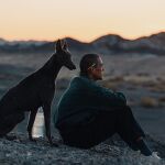 Un fotograma de "Black Dog"