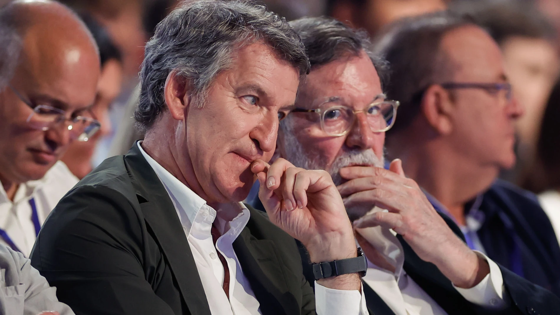 FOTODELDIA MADRID, 04/07/2025.- El líder del PP, Alberto Núñez Feijóo (2i), junto a su antecesor en el cargo, y ex presidente del Gobierno Mariano Rajoy, durante el XXI Congreso Nacional del PP, este viernes en el recinto ferial Ifema de Madrid. EFE/Javier Lizón