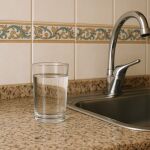 Si te vas de vacaciones debes dejar un vaso de agua junto al fregadero de tu casa: este es el motivo