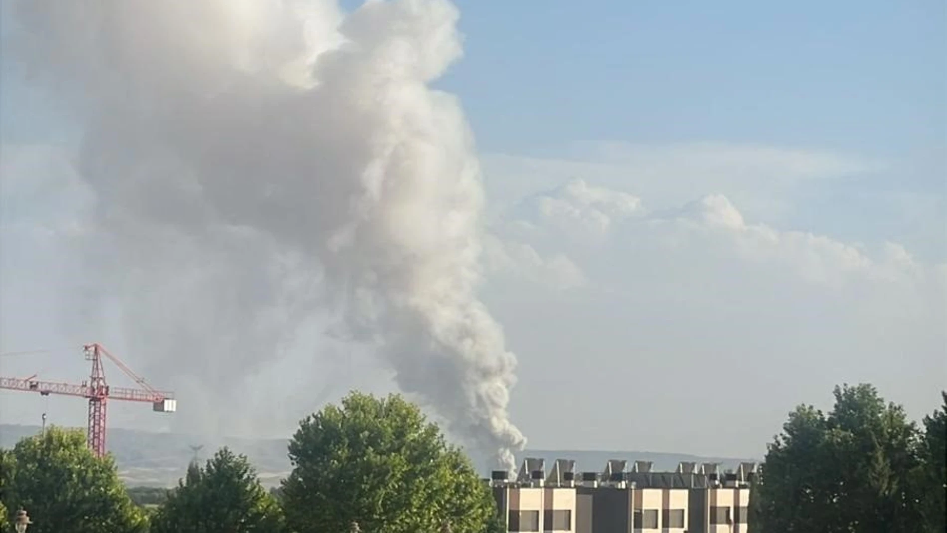 Incendio declarado en una empresa de baterías de litio y pilas situado en el Polígono Industrial Ródano de Azuqueca de Henares. EUROPA PRESS 02/07/2025