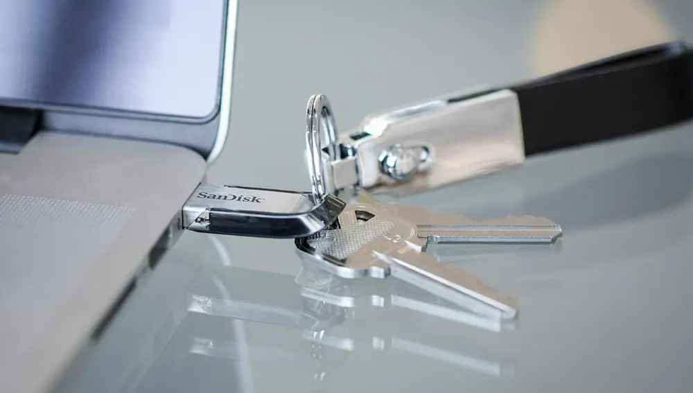Este pendrive de SanDisk tiene una carcasa de metal