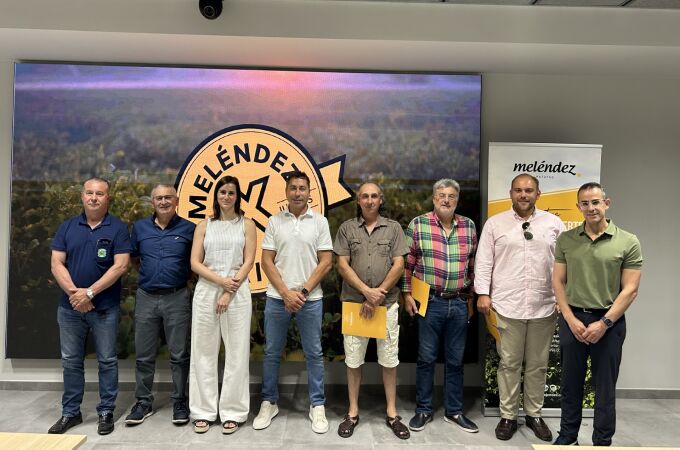 Javier Meléndez, CEO de la empresa; Juan Manuel Coello, director de Operaciones, y Mónica Díez, directora de Marketing, se reúnen con las organizaciones agrarias