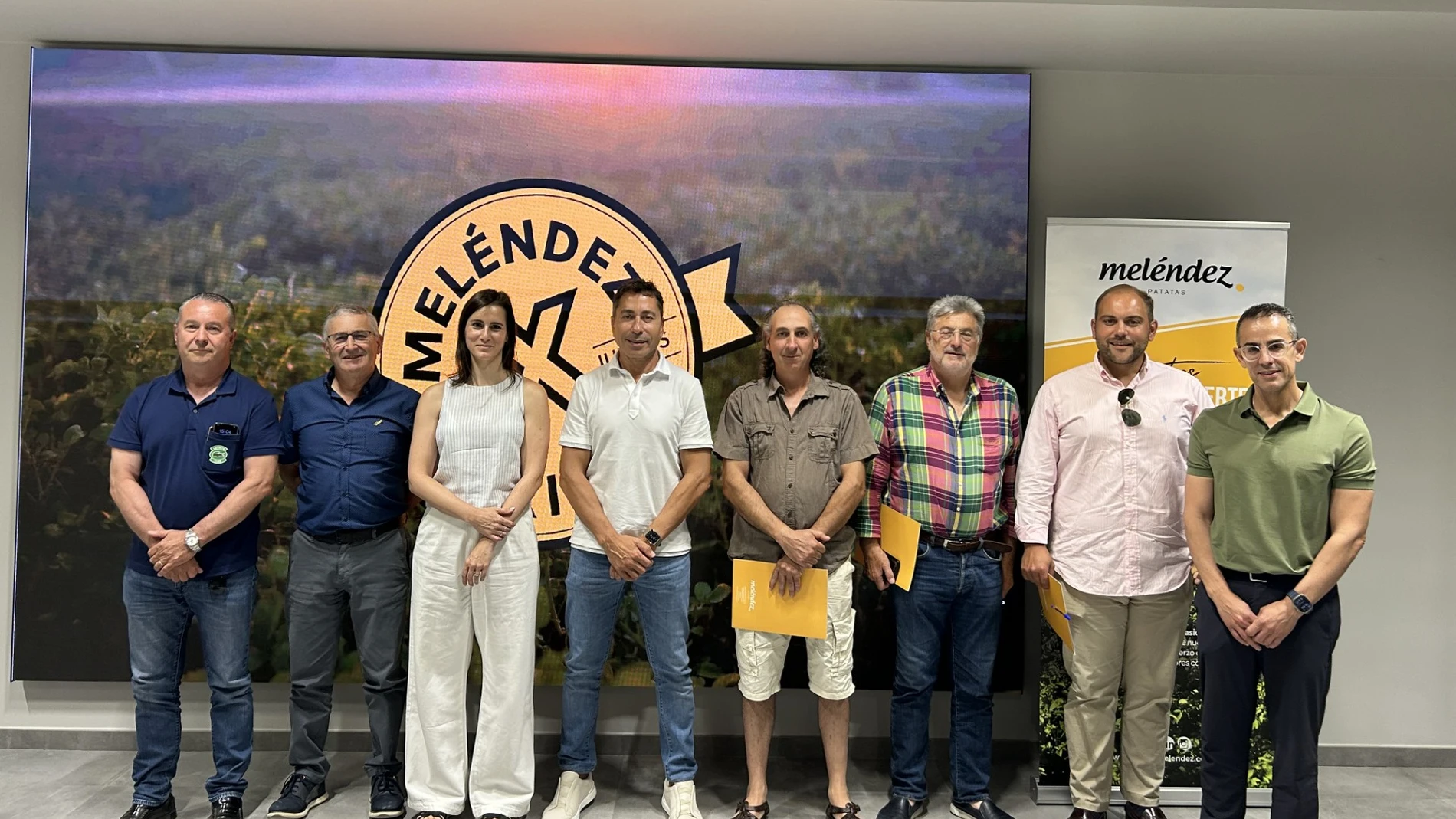 Javier Meléndez, CEO de la empresa; Juan Manuel Coello, director de Operaciones, y Mónica Díez, directora de Marketing, se reúnen con las organizaciones agrarias