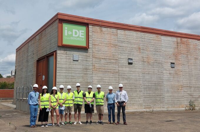 Un grupo de alumnos de tercer grado de Ingeniería Eléctrica de la Universidad de León ha visitado la subestación transformadora Eras de Renueva de i-DE, la distribuidora de Iberdrola, ubicada en la capital leonesa