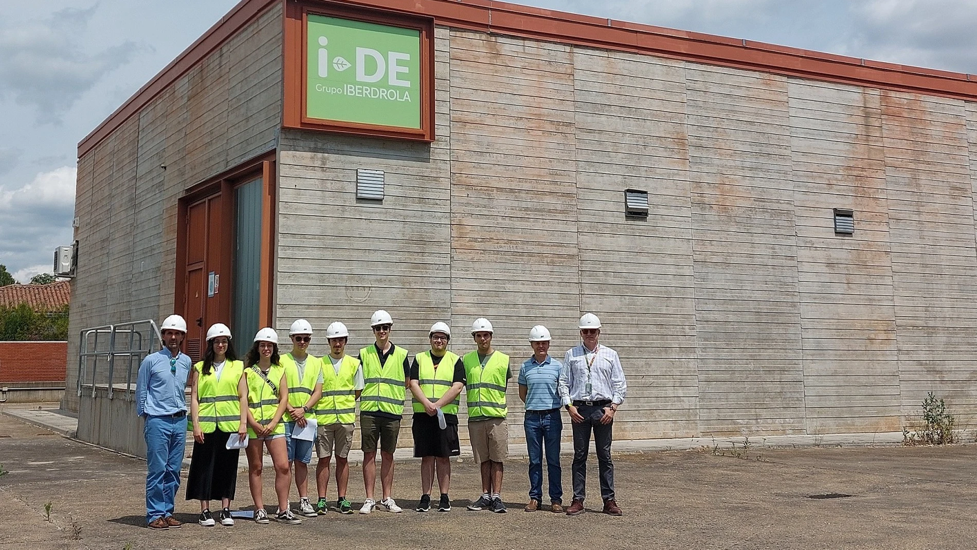 Un grupo de alumnos de tercer grado de Ingeniería Eléctrica de la Universidad de León ha visitado la subestación transformadora Eras de Renueva de i-DE, la distribuidora de Iberdrola, ubicada en la capital leonesa