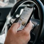 Una persona usando el móvil en el coche