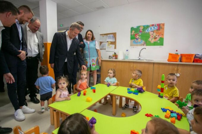 El presidente de Castilla-La Mancha, Emiliano García-Page, en la inauguración de la escuela infantil de Cenizate.
