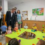 El presidente de Castilla-La Mancha, Emiliano García-Page, en la inauguración de la escuela infantil de Cenizate.