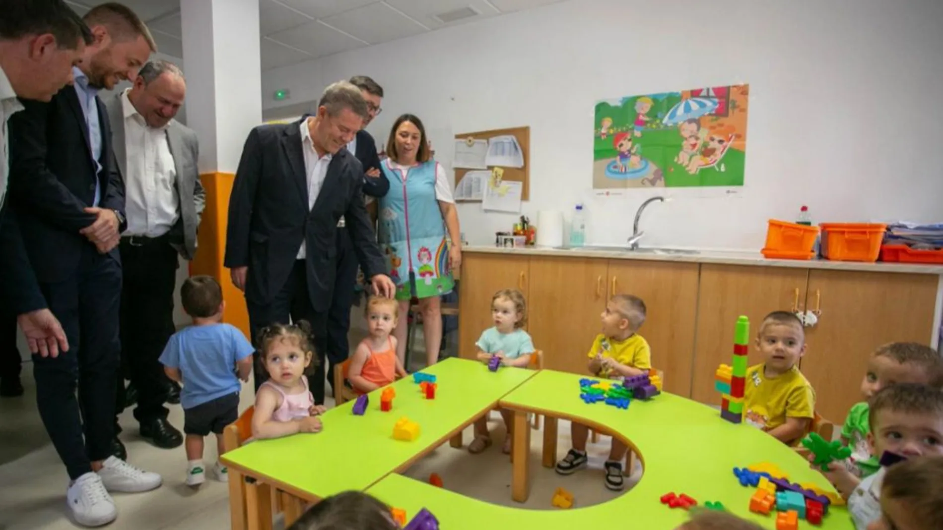 El presidente de Castilla-La Mancha, Emiliano García-Page, en la inauguración de la escuela infantil de Cenizate.