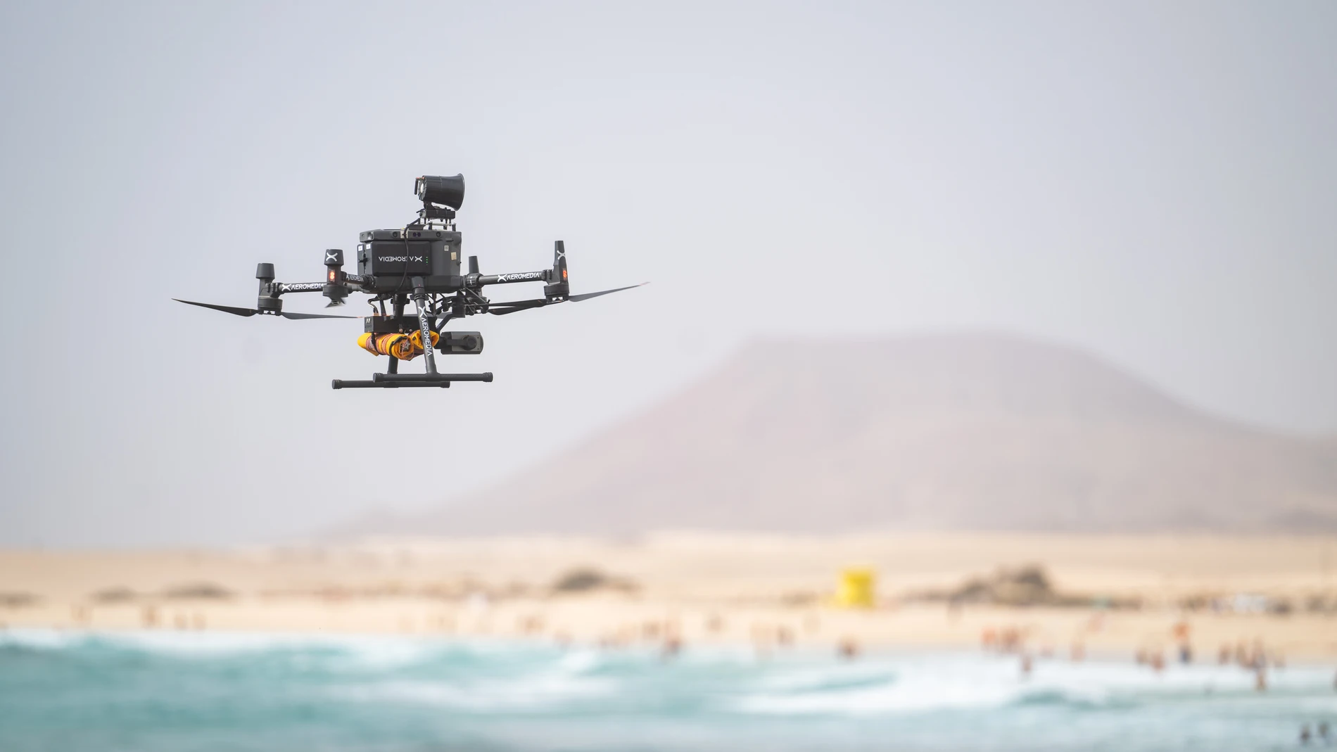 FOTODELDÍA CORRALEJO (FUERTEVENTURA), 04/07/2025.- El Gobierno de Canarias probará en las playas de Corralejo (Fuerteventura) el uso de drones de altas prestaciones para salvamento y rescate, a través de un programa piloto de doce meses de duración. El consejero de Política Territorial, Manuel Miranda, ha presentado este viernes las pruebas de operación de los drones, capaces de transportar dos salvavidas hasta el lugar donde un bañista se encuentre en apuros. EFE/Carlos de Saá