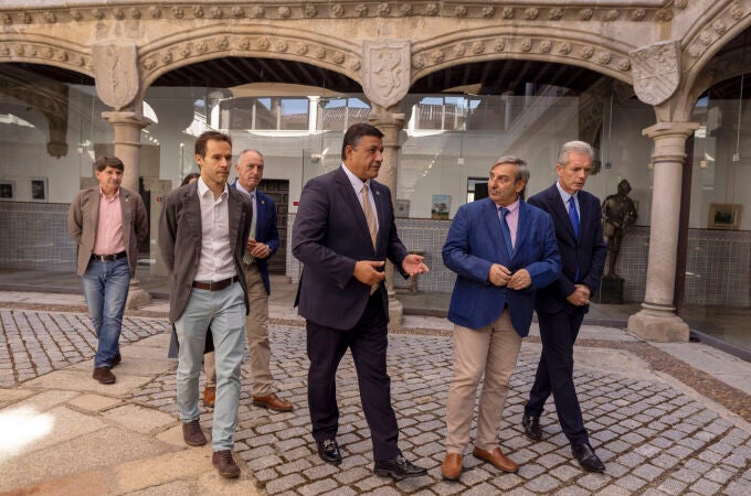 El consejero José Luis Sanz Merino conversa con el presidente de la Dipiutación de Ávila, Carlos García, en presencia de José María Hernández y Antonio Ibáñez