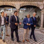 El consejero José Luis Sanz Merino conversa con el presidente de la Dipiutación de Ávila, Carlos García, en presencia de José María Hernández y Antonio Ibáñez